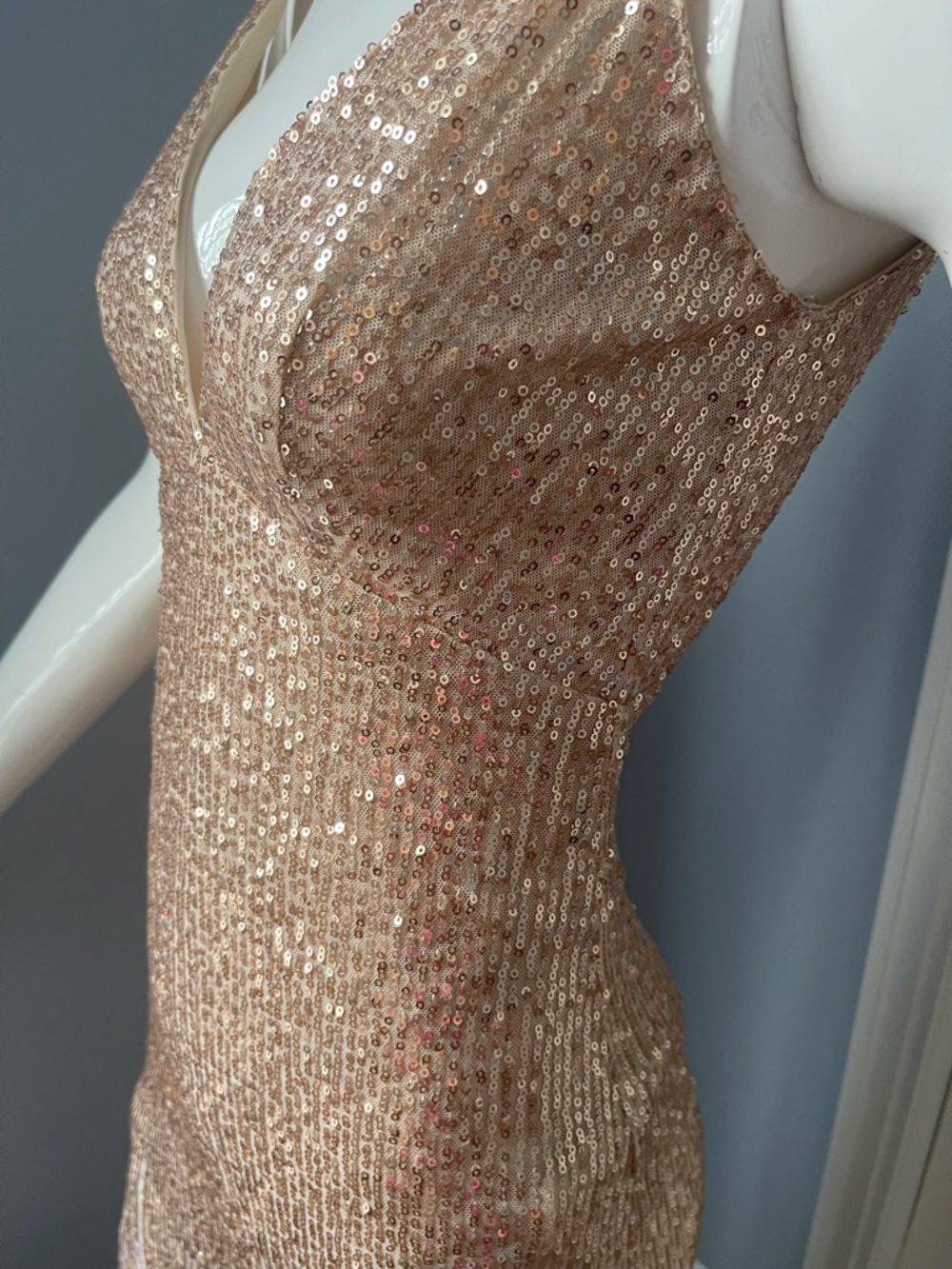 Dazzling gold sequin gown with slit - Picture 2 of 7